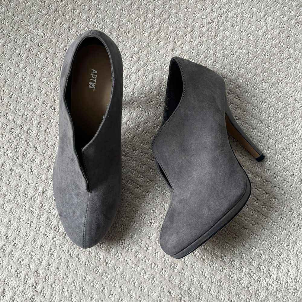 Apt. 9 grey faux suede split heels